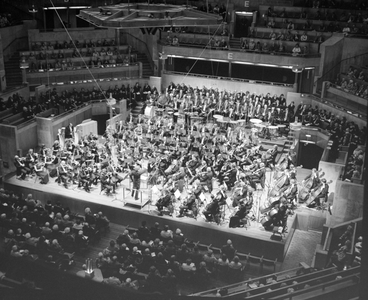 880867 Afbeelding van een concert van het Utrechts Stedelijk Orkest (U.S.O.) in het Muziekcentrum Vredenburg ...